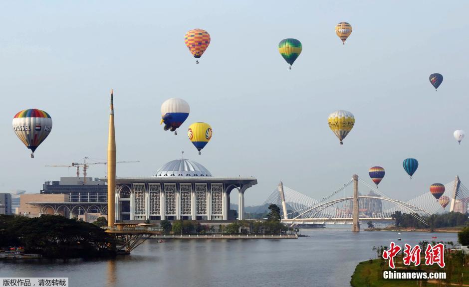 马来西亚举办热气球节 “梵高”飞上天空