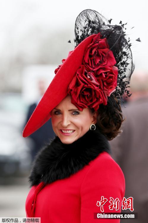 英国赛马节 女士们上演“帽子大比拼”