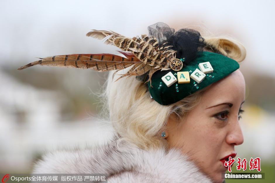英国赛马节 女士们上演“帽子大比拼”