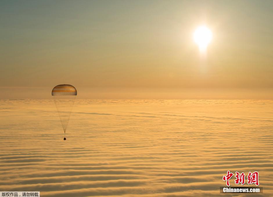 俄联盟号飞船载三名宇航员成功返回着陆