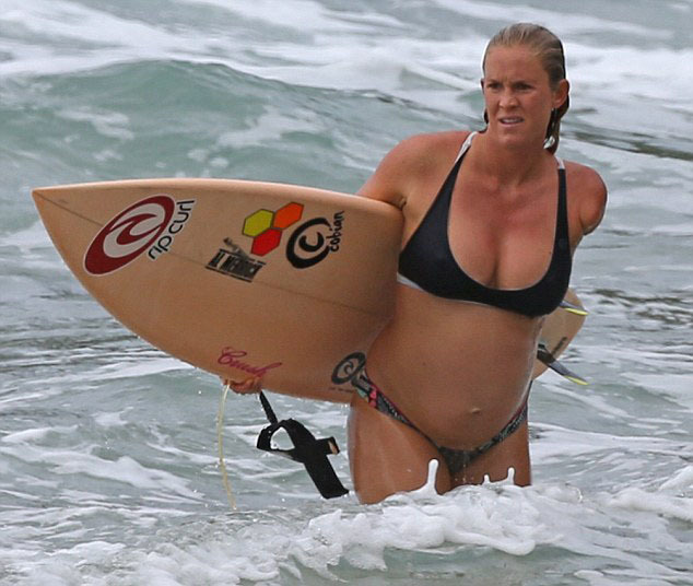 美独臂女怀孕期间每天冲浪5小时