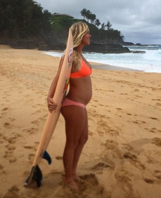 美独臂女怀孕期间每天冲浪5小时
