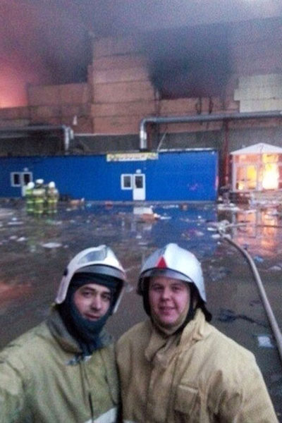 俄2名消防员以失火现场为背景自拍 或被革职