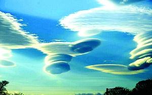 英国上空出现罕见飞碟状云层 易被误认为是UFO
