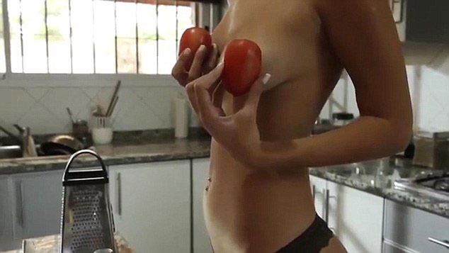 阿根廷女厨师半裸出镜教烹饪