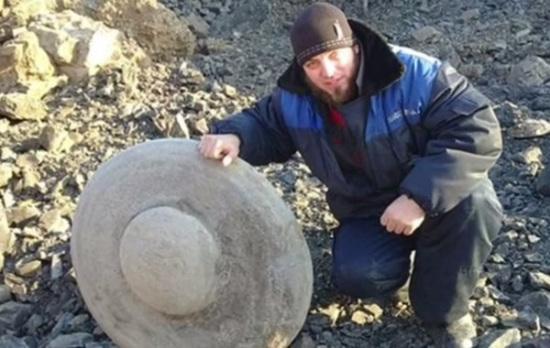 俄发现2.6亿年前飞碟状岩石 重达200公斤(图)