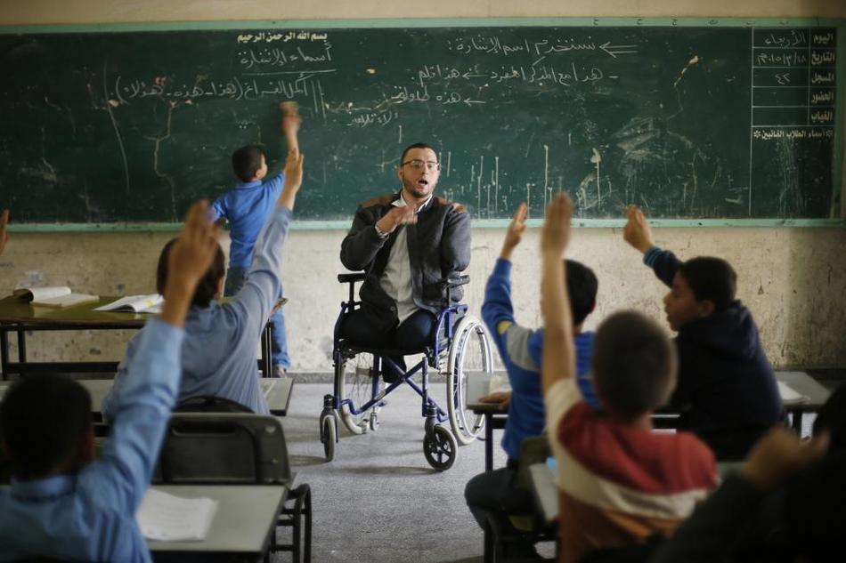 巴基斯坦男子在战场中失去双腿 仍坐轮椅教书