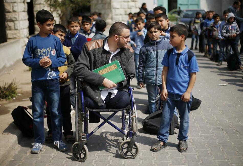 巴基斯坦男子在战场中失去双腿 仍坐轮椅教书