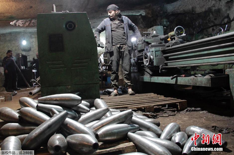 叙利亚反对派简陋兵工厂 自制土炮炸不停