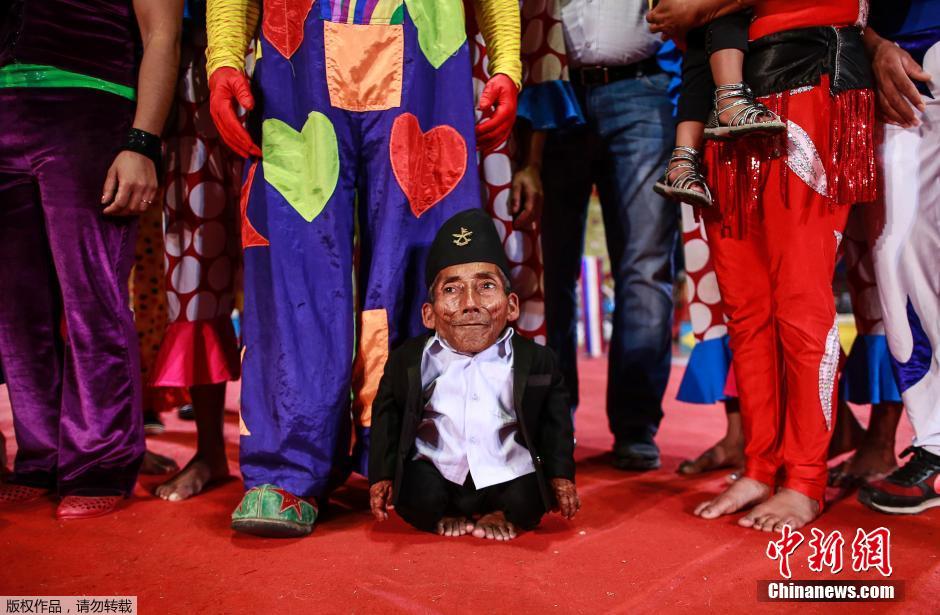 世界最矮男子造访印度马戏团 与小丑亲密合影