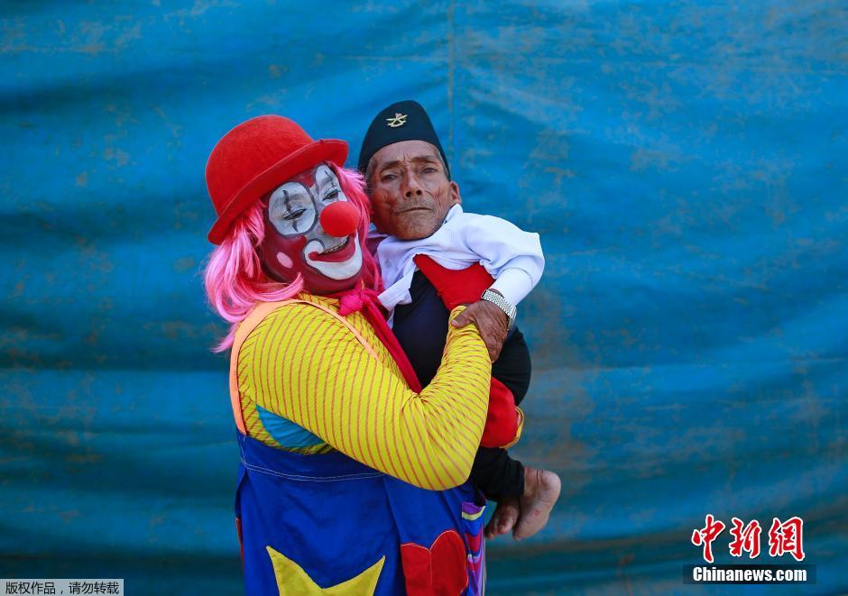 世界最矮男子造访印度马戏团 与小丑亲密合影
