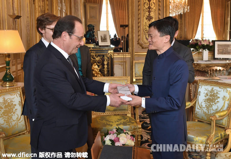 法国总统奥朗德接见马云 两人互赠礼物（组图）