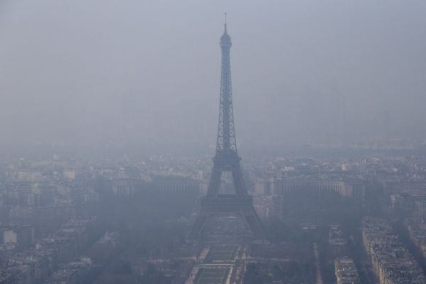 外媒：巴黎拟汽车单双号限行 应对严重空气污染