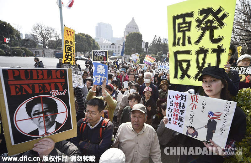 日本万人集会抗议安倍政权 将其比作希特勒（组图）