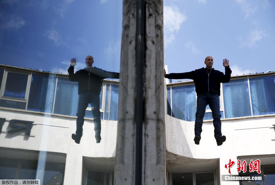 以色列魔术师表演空中漂浮 24小时悬浮大楼外