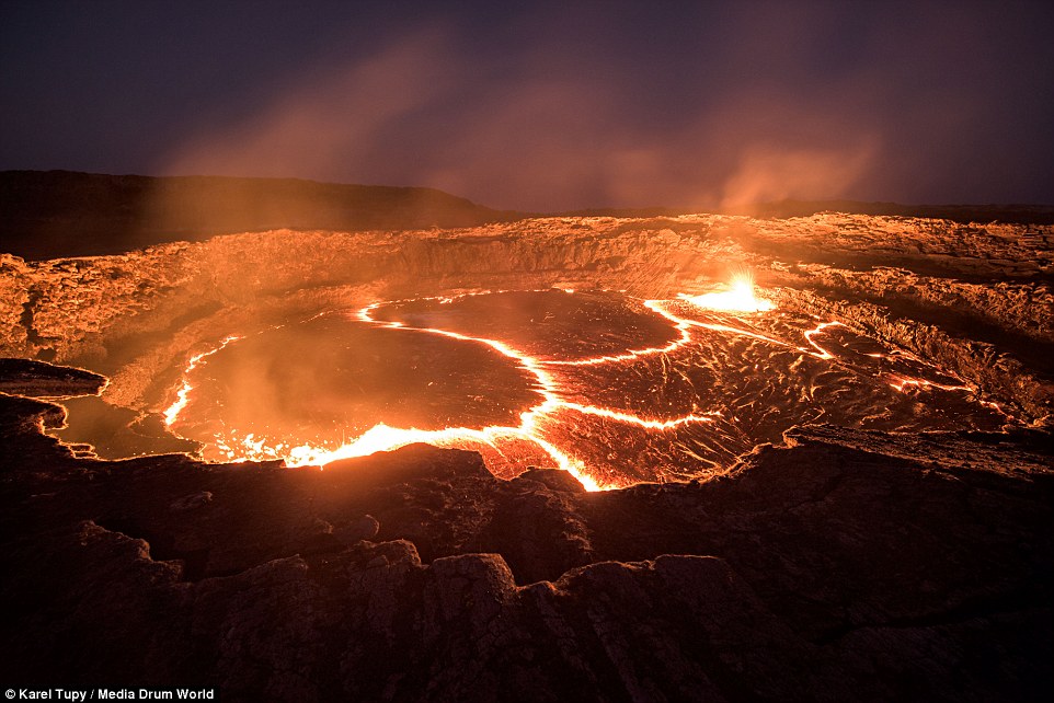亲临“地狱之门”！摄影师冒险拍摄熔岩湖震撼景象