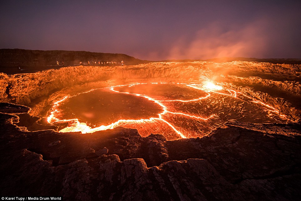 亲临“地狱之门”！摄影师冒险拍摄熔岩湖震撼景象