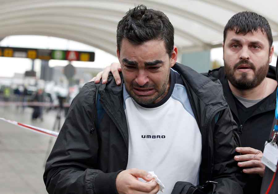组图：德失事航班乘客亲属抵达巴塞罗那机场 难掩悲痛