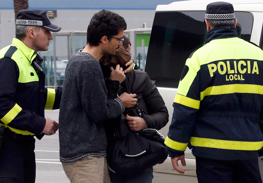 组图：德失事航班乘客亲属抵达巴塞罗那机场 难掩悲痛