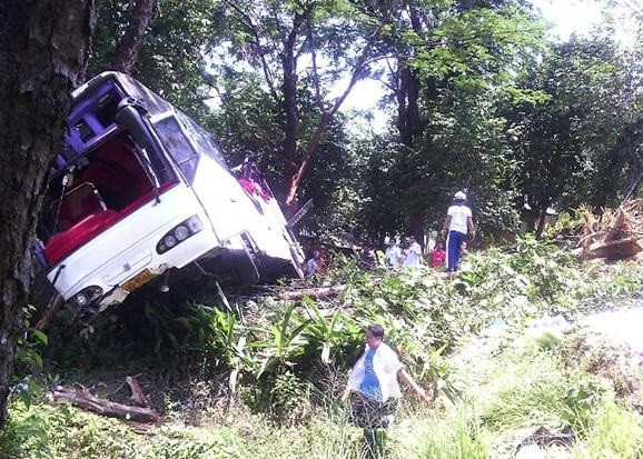 泰国普吉岛旅游巴士坠入深谷 中国游客3死17伤