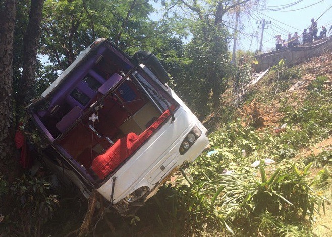 泰国普吉岛旅游巴士坠入深谷 中国游客3死17伤