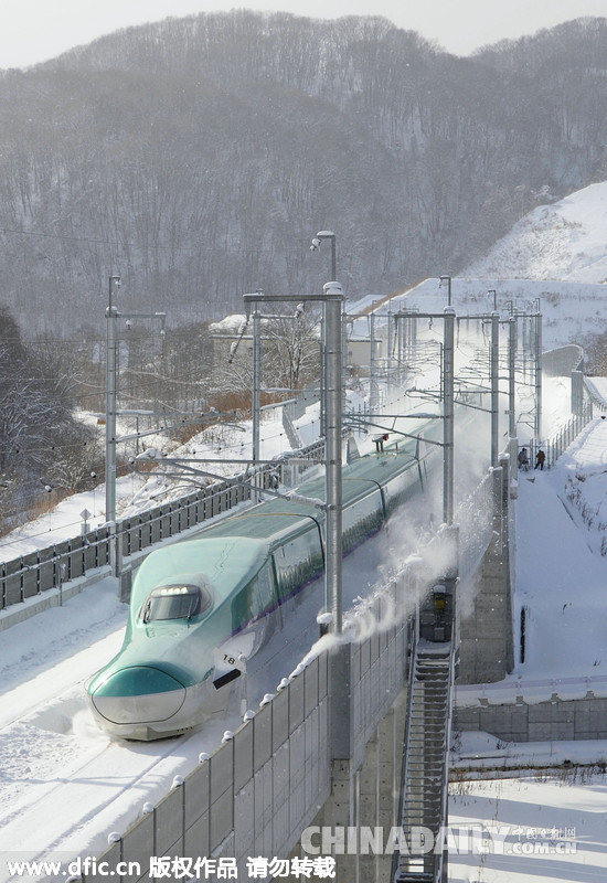 北海道新干线明年春开通 民众推出列车造型帽子造势