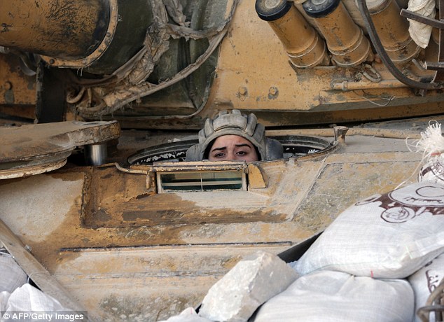 叙利亚首都800名女兵显神威 前线作战身手不凡