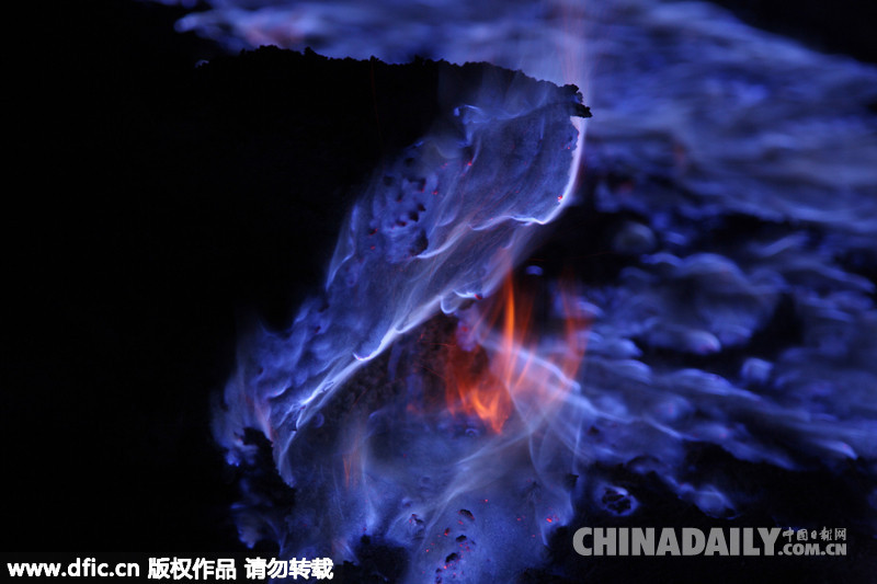 德国摄影师拍神奇蓝色岩浆 炫光冲天似魔幻之境