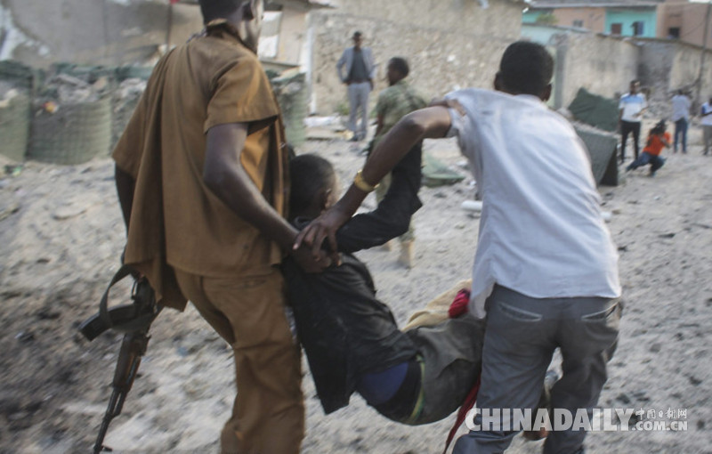 索马里首都汽车炸弹袭击和枪战致10人死亡