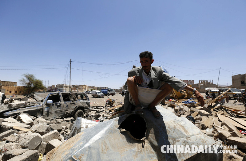 沙特等国空袭胡塞武装致百余人死伤 房屋成废墟