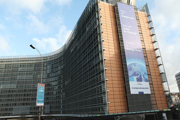 中欧建交40周年海报亮相欧盟总部