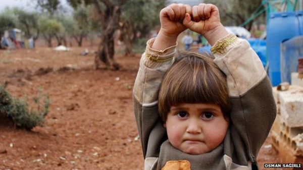 错将相机当武器 叙利亚女童惊恐投降