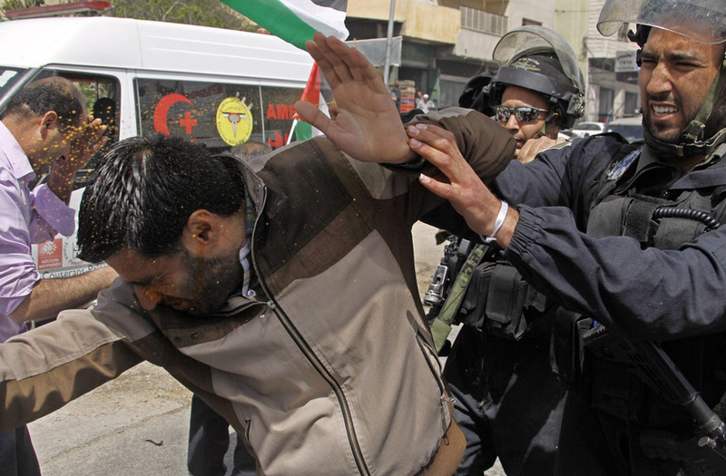 巴勒斯坦民众举行土地日示威 与以色列边警发生冲突
