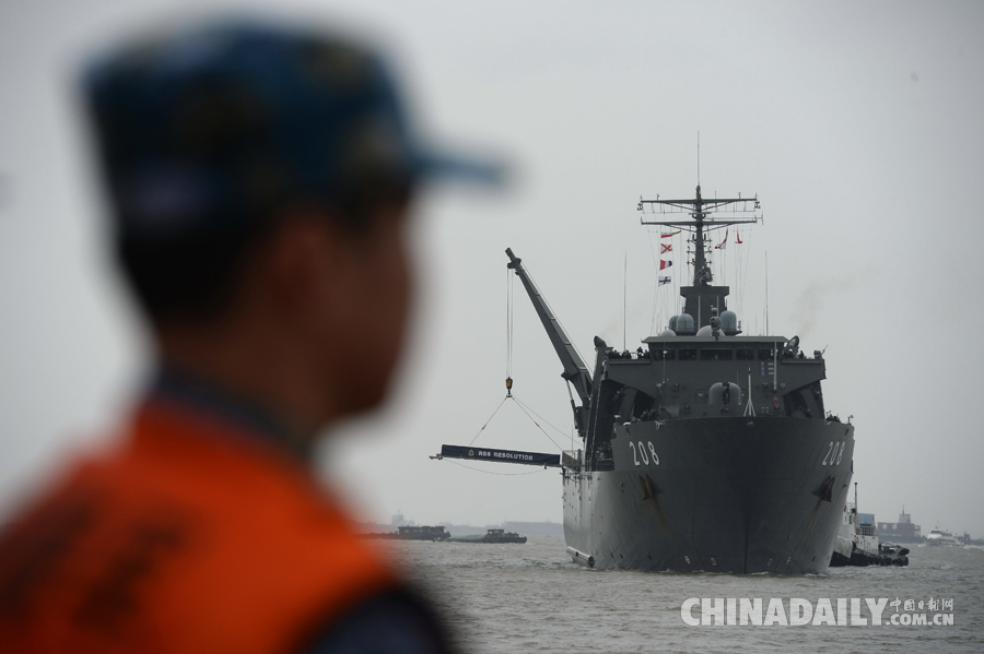 新加坡海军“坚决”号登陆舰首访上海（组图）