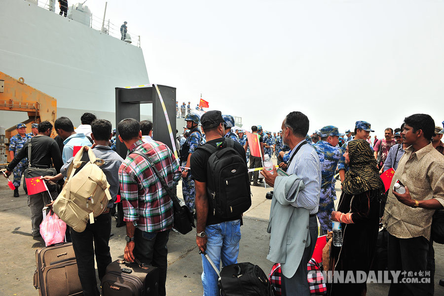 海军临沂舰再赴也门撤离中外人员83名（组图）