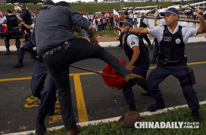 巴西民众游行抗议企业劳务外包 与警方激烈冲突