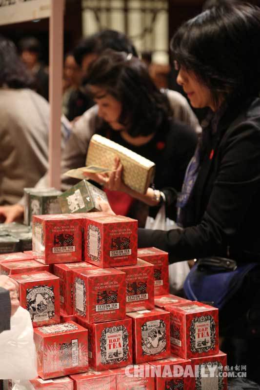 亚洲妇女友好会东京慈善义卖 中国义卖品受欢迎