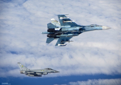 俄战机与美国间谍机险相撞 最近距离不足6米