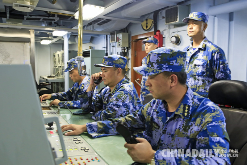 海军第十九批护航编队潍坊舰进行全系统多科目实弹射击训练