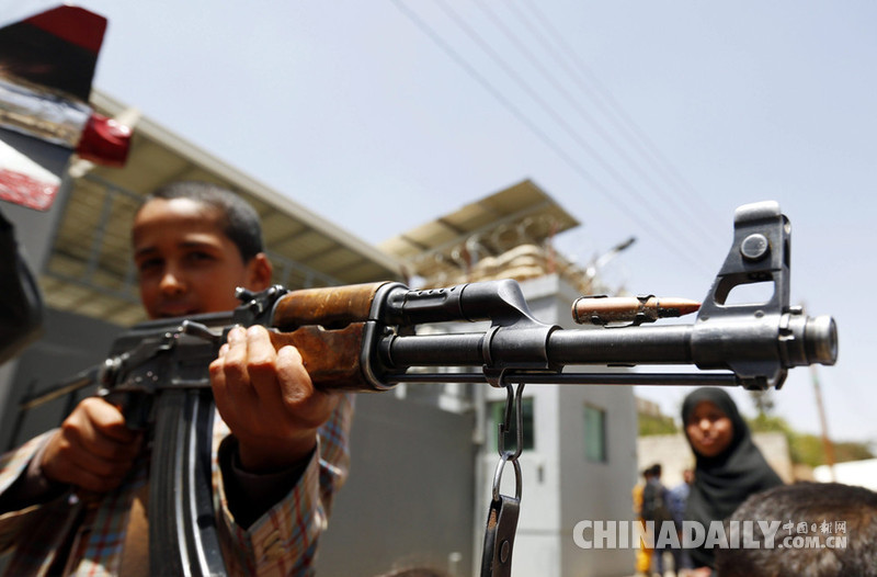 也门儿童联合国办事处外持枪示威 抗议沙特空袭