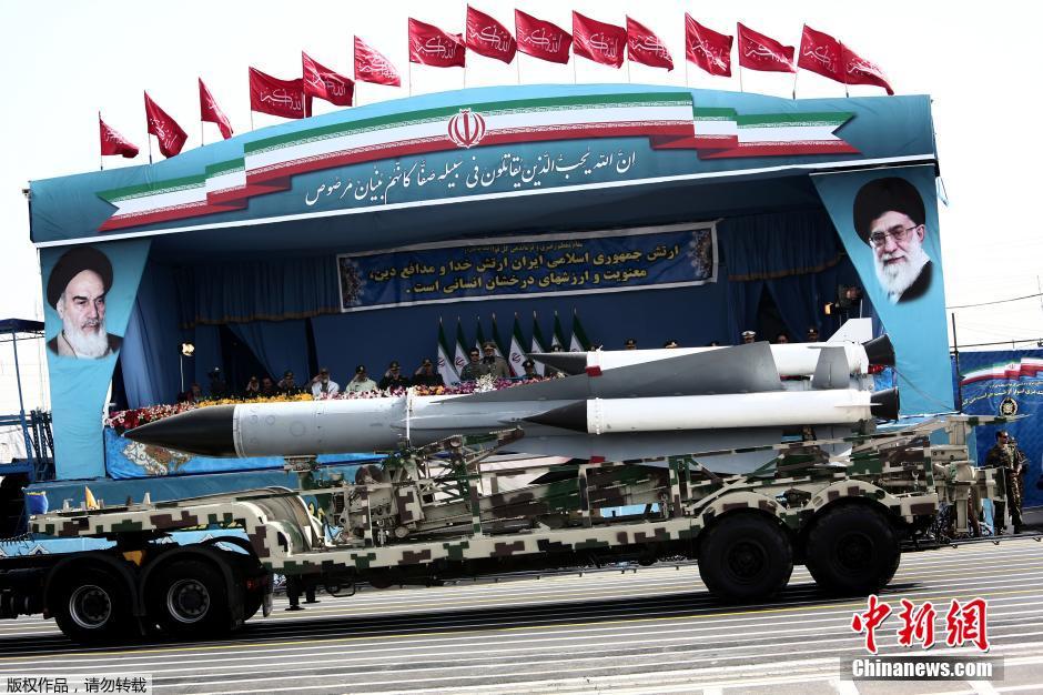 伊朗举行建军节阅兵式 多种重型武器亮相