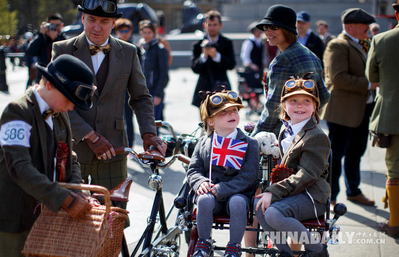 英国伦敦举行复古骑行活动 尽显古典英伦风