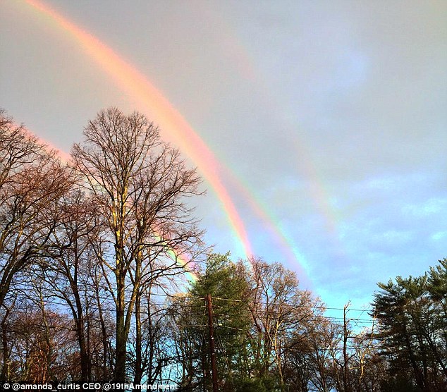 美国长岛雨后惊现四重彩虹 目击者拍照祈求好运（图）
