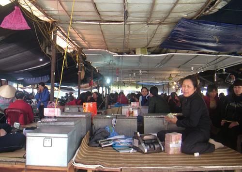 越南边境人民币兑换业生意火爆 交易额可达数十万