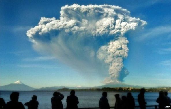 智利南部火山爆发千余人疏散 当局发布红色警告