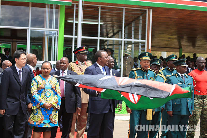 肯尼亚总统出席中国援肯重型设备交付仪式