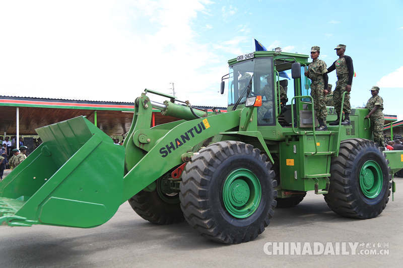 肯尼亚总统出席中国援肯重型设备交付仪式