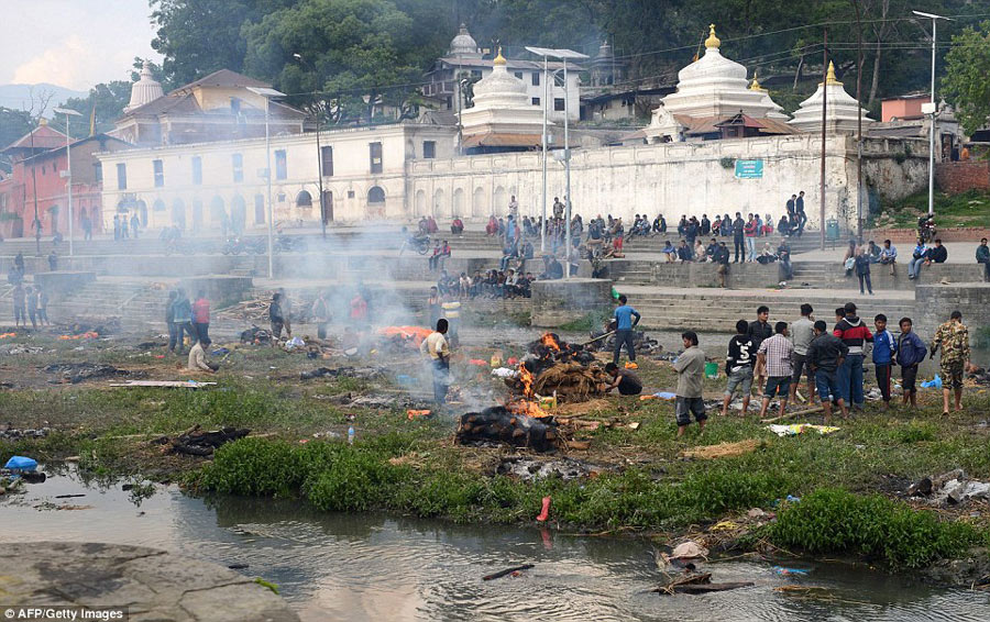 河畔的葬礼：尼泊尔为地震遇难者举行大规模火葬