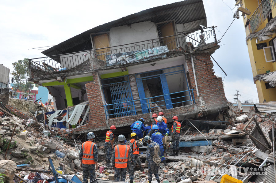 中国民间救援队抵达尼泊尔 连夜救灾获居民赞扬