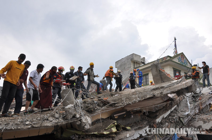 中国民间救援队抵达尼泊尔 连夜救灾获居民赞扬